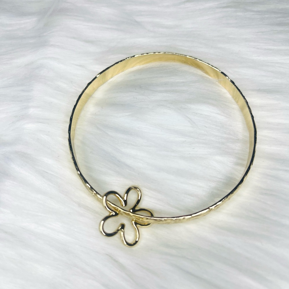 Women’s gold flower bracelet with flower charm size 8.5